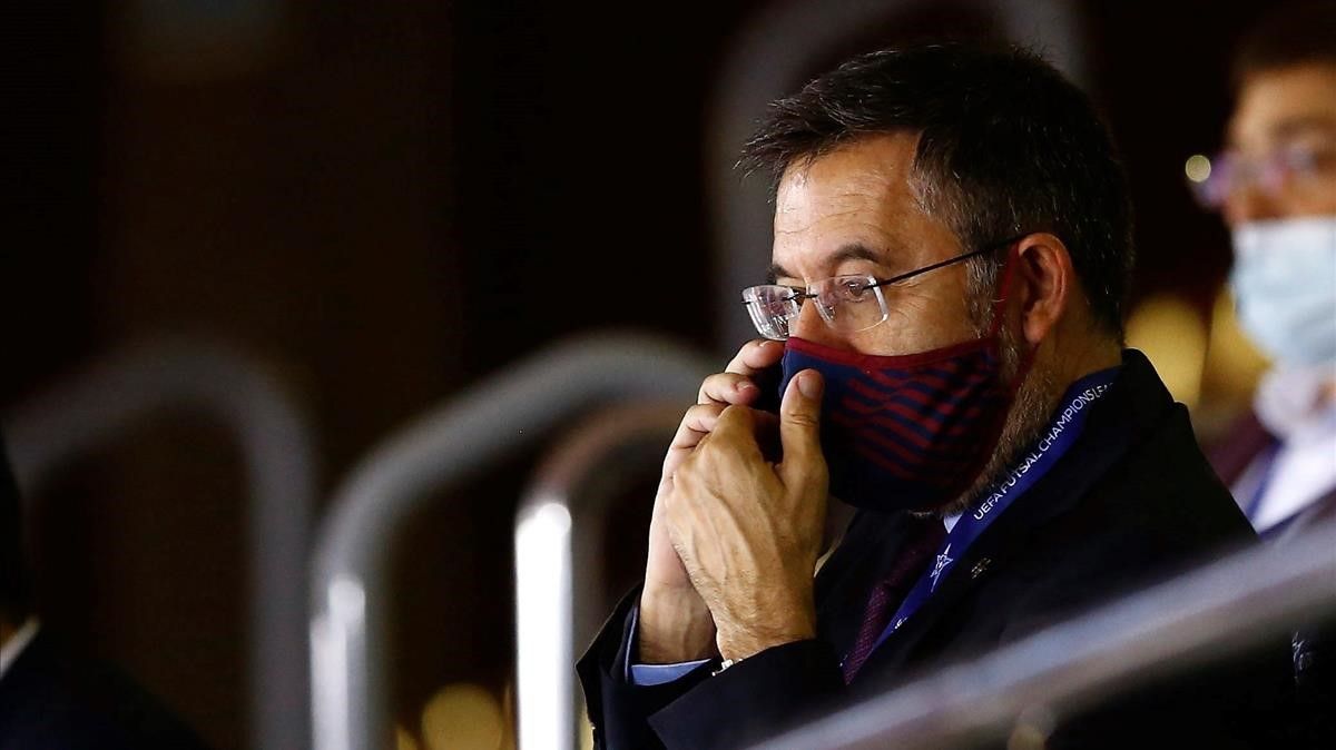 GRAF8047  BARCELONA  09 10 2020 - El presidente del FC Barcelona  Josep Maria Bartomeu  durante la segunda semifinal de la Final Four de la Liga de Campeones que disputan hoy viernes el equipo blaugrana frente al KPRF ruso en el Palau Blaugrana  en Barcelona  EFE  Enric Fontcuberta