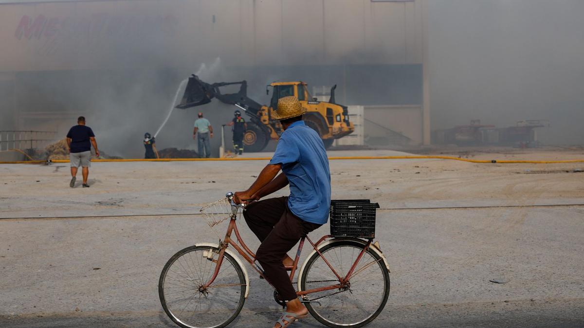 El incendio de la cuadra de caballo de Cartagena, en imágenes