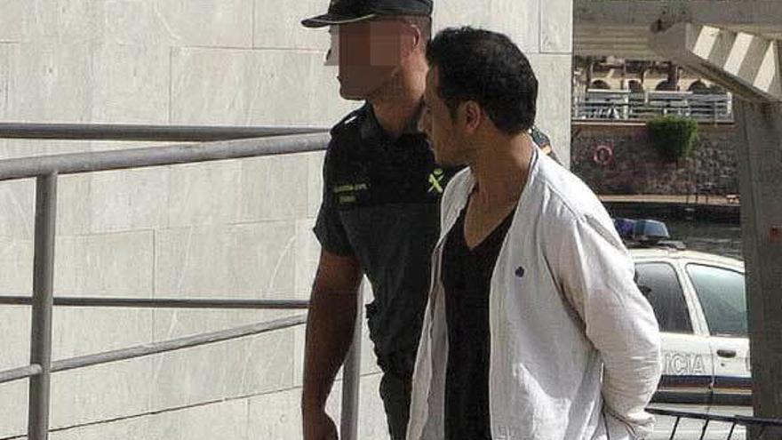 El asesino confeso de Karla Belén Pérez Morales, Abdelwahid Aghbalou, entrando en los Juzgados de Melilla.