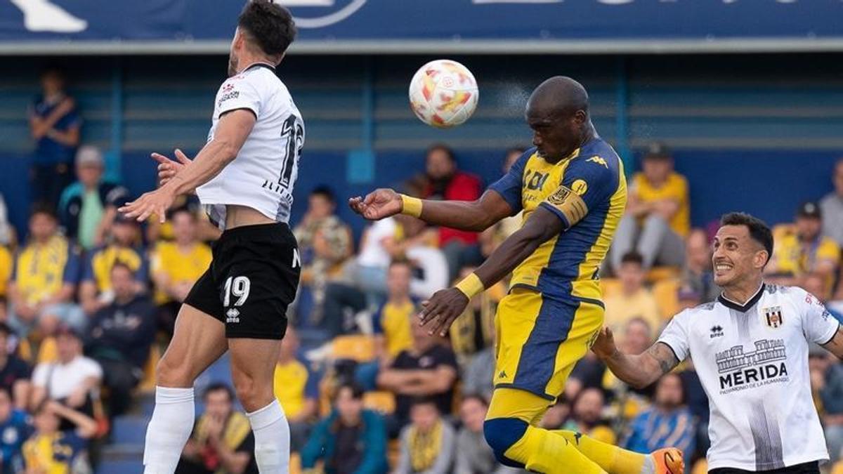 Una acción del encuentro entre el Alcorcón y el Mérida disputado en el estadio Santo Domingo.