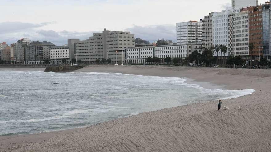 Oleaje ayer en la playa de Riazor.