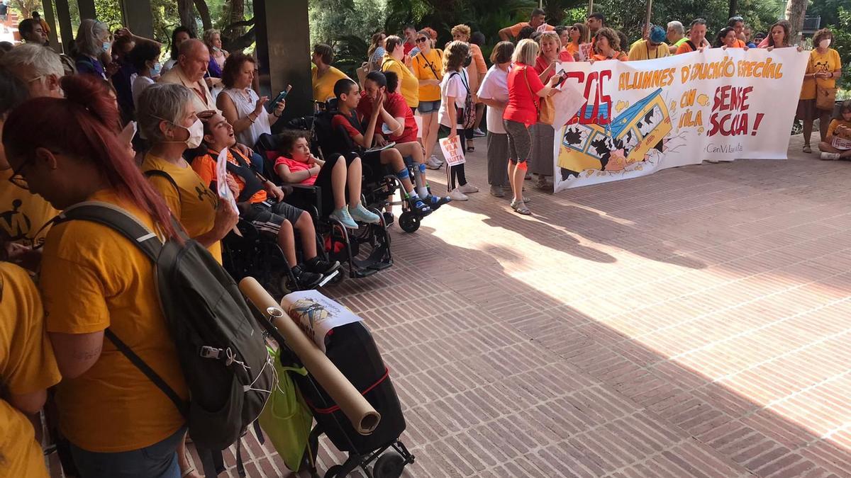 Familias de la escuela especial Can Vilà de Mollet protestan a las puertas del Departament d'Educació.