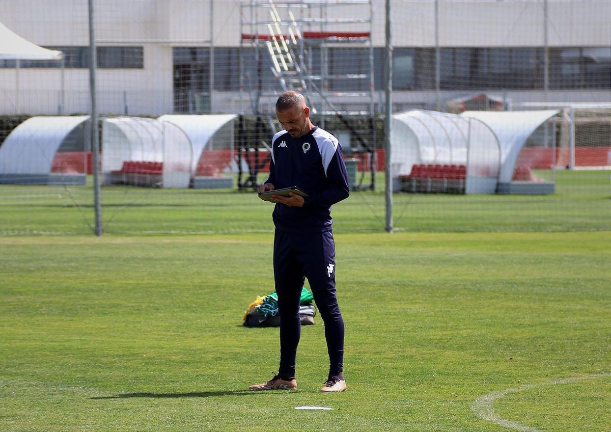 Beto, en el entrenamiento de este jueves en la ciudad deportiva del Granada.