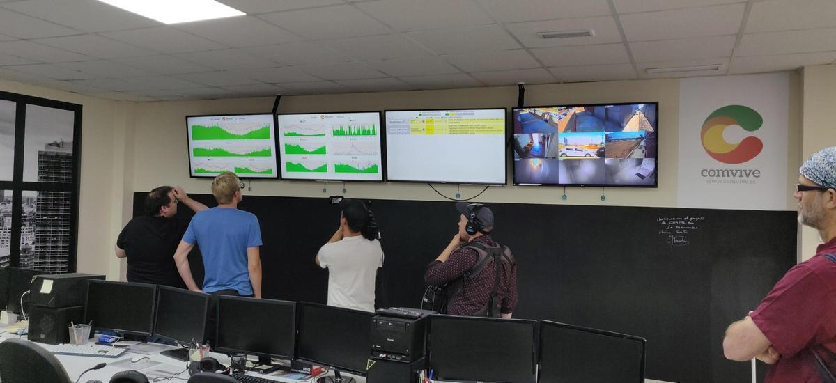 Desde la sala de control de Comvive se superviva la monitorización de todos los procesos y las alertas sobre suministro de electricidad, temperatura, conectividad, entre otros factores esenciales.