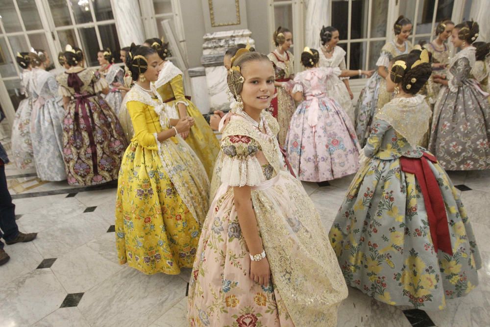 Las cortes de honor ensayan la proclamación de las falleras mayores