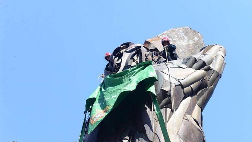 Tombatossals luce el pañuelo verde como ‘gegant’ de las fiestas