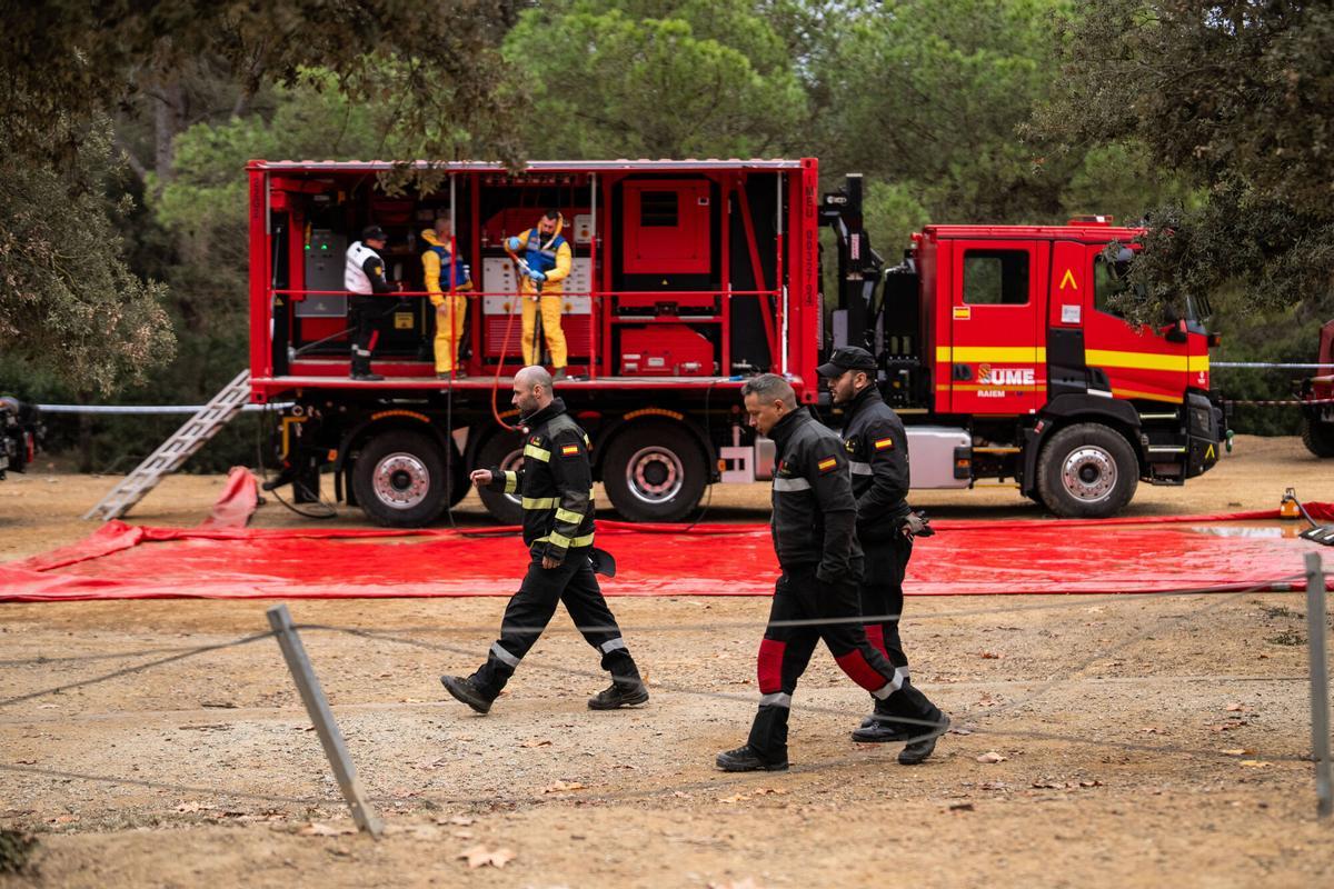 Cerdanyola del Vallès, 4/12/2025. BARCELONA. Punto de desinfección principal de la UME, el más grande del operativo desplegado ante el brote de peste porcina africana en la zona de Collserola. Foto: Zowy Voeten / El Periódico