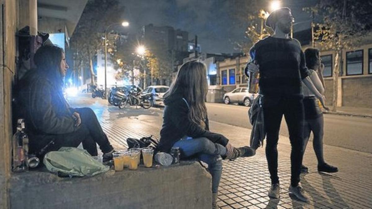 Un grupom de jóvenes consume alcohol en una calle del Poblenou.