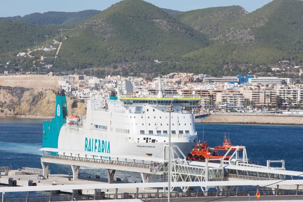 El barco atracó en el puerto Ibiza en torno a las 11.25.