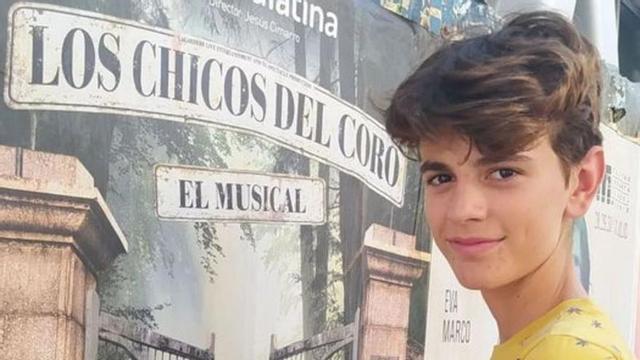El joven ilicitano posa con el cartel del musical que en breve se estrena en Madrid. | INFORMACIÓN