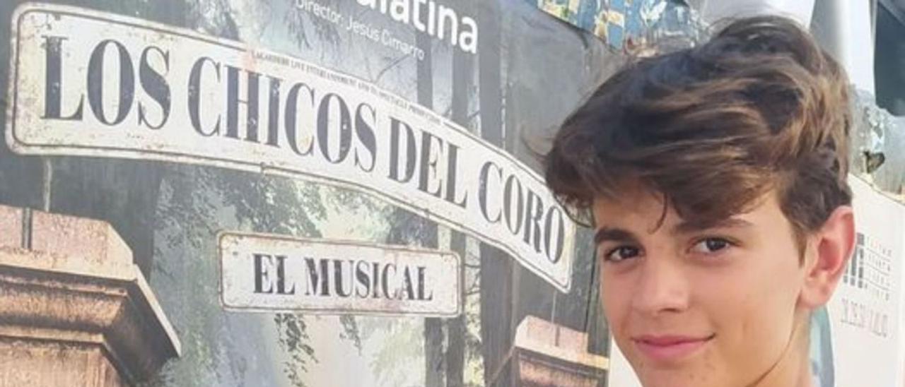 El joven ilicitano posa con el cartel del musical que en breve se estrena en Madrid. | INFORMACIÓN