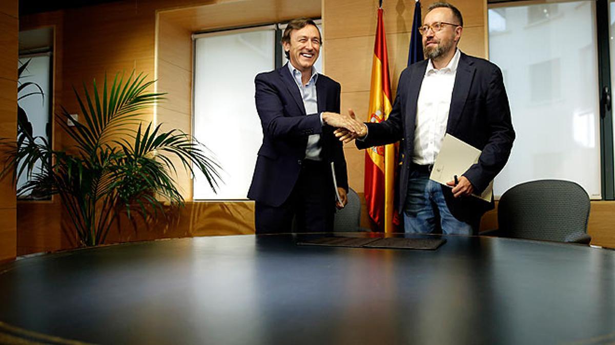 Rafael Hernando, del PP, i Juan Carlos Girauta, de Ciutadans, firmen el pacte anticorrupció.