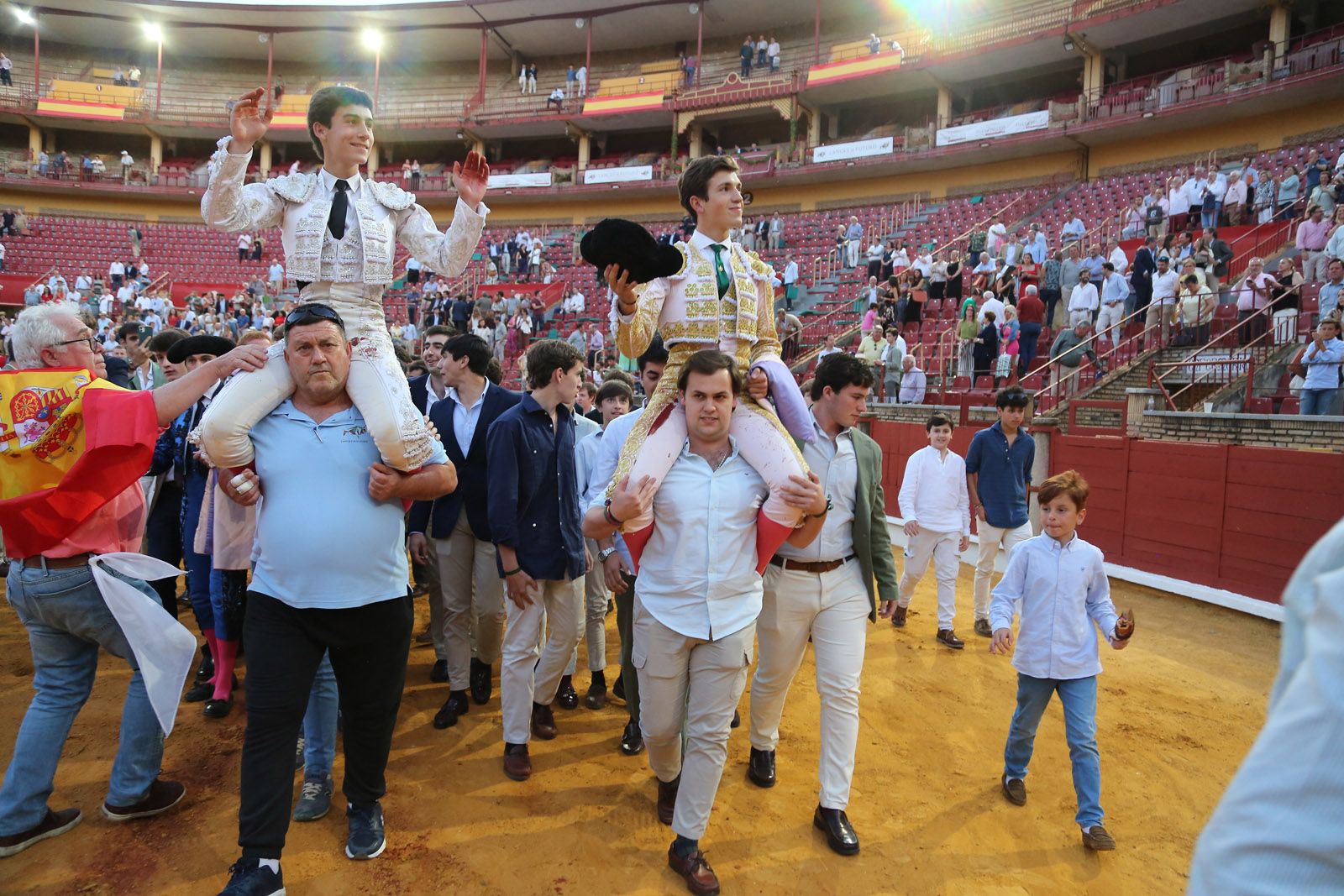 Javier Zulueta y Manuel Quintana abren la puerta de Los Califas