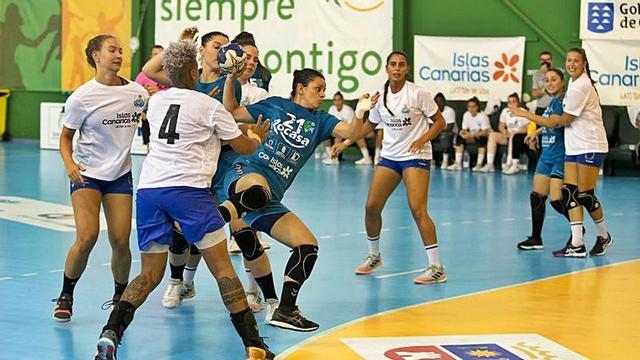 Imagen del choque entre el Rocasa y el Salud Tenerife del miércoles. | |
