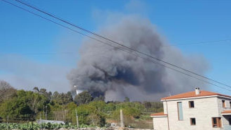 Queda extinguido un incendio en O Irixo después de quemar casi 70 hectáreas