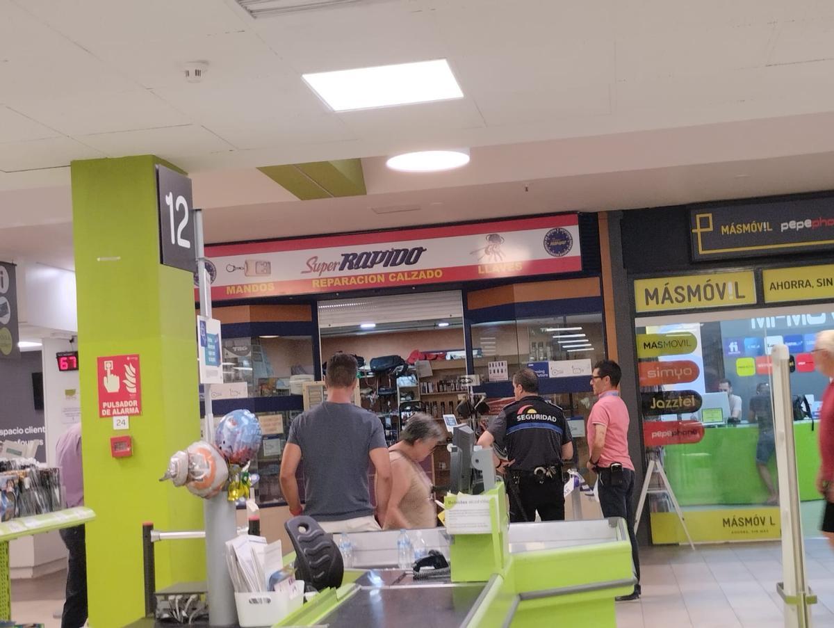 Exterior del taller 'Súper Rápido', donde aconteció el crimen machista.