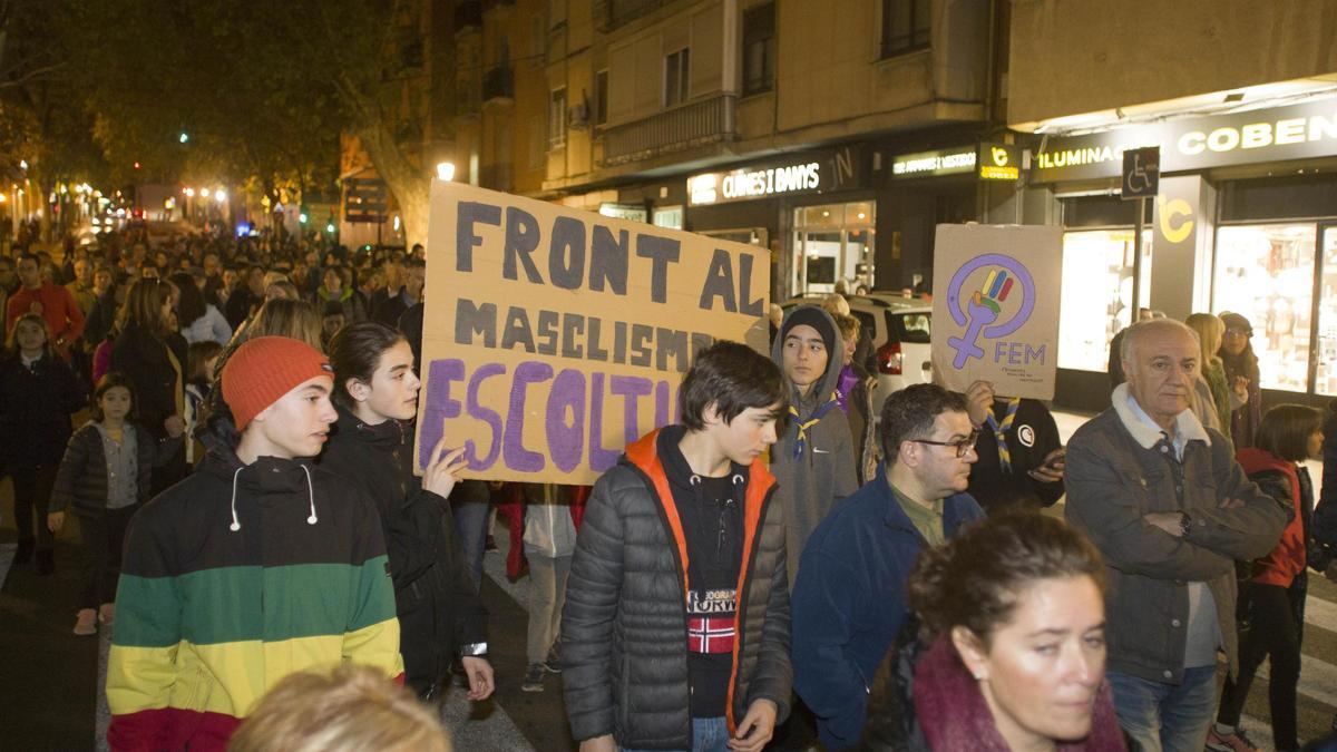 Participantes en una Marcha del 25N con carteles contra la violencia machista, en una edición pasada.