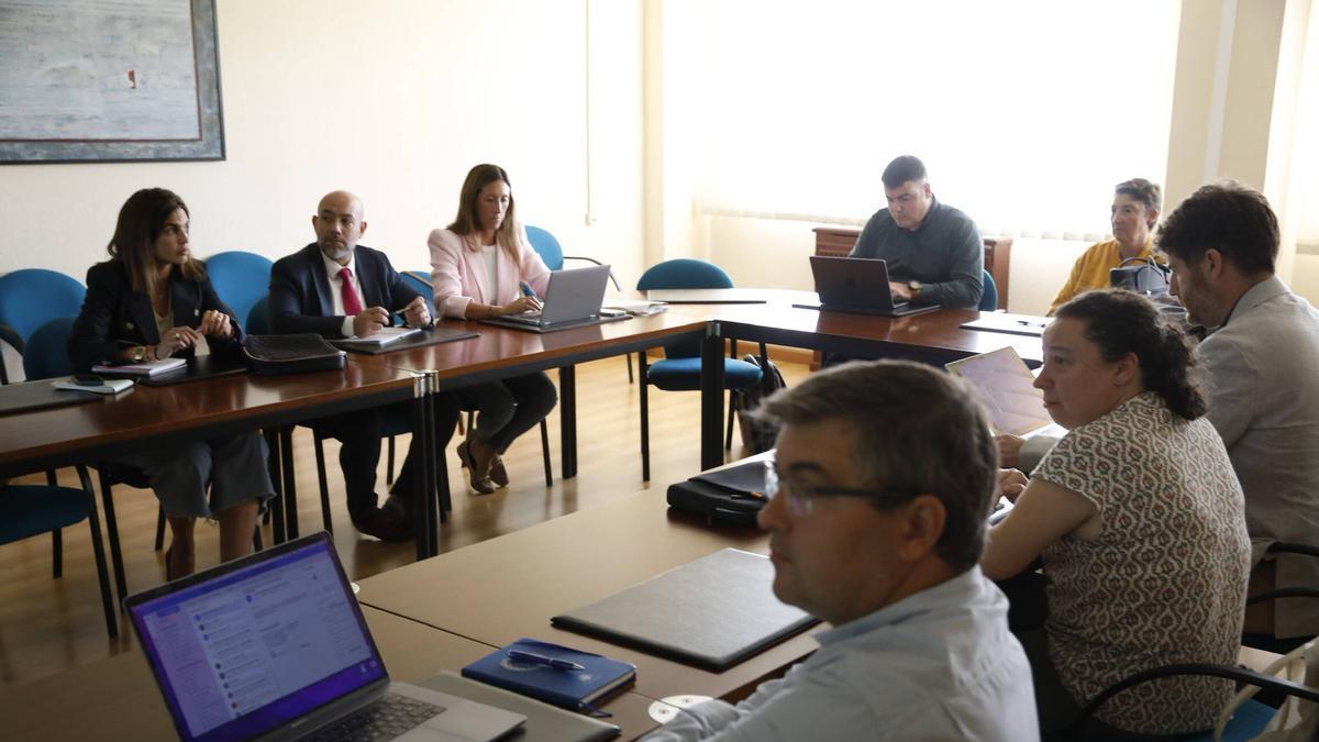 Al fondo, de izquierda a derecha, María Mitre, Rodrigo Pintueles, Ángela Pumariega, Pablo Arboleya y Elena Ceniceros; en la mesa de la derecha, Rubén González, Begoña Cueto y Jorge García.