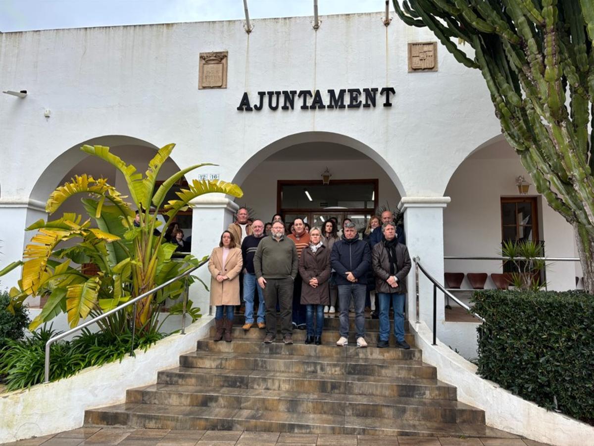 Minuto de silencio en las instalaciones municipales de Sant Josep