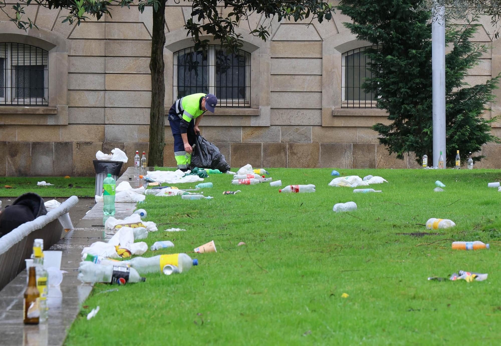 Botellón en Vigo: La Praza da Estrela sufre la resaca del lunes de Entroido