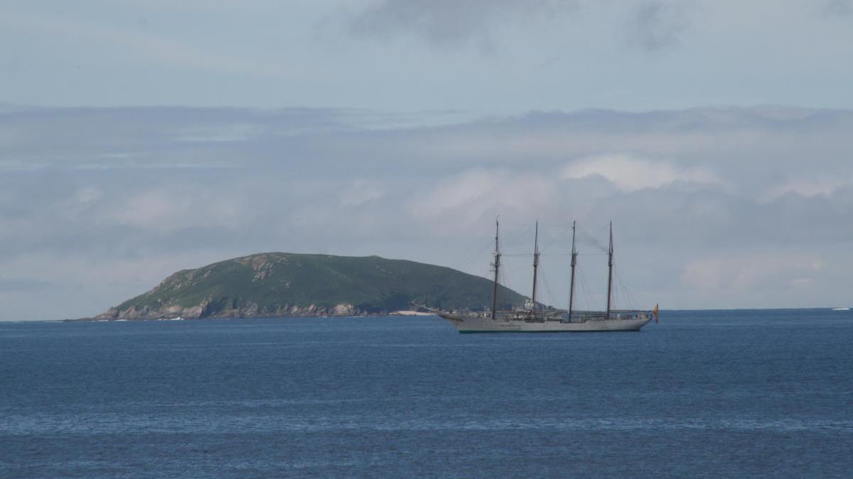 El buque escuela &quot;Elcano&quot; esta mañana en Ons.// Fdv