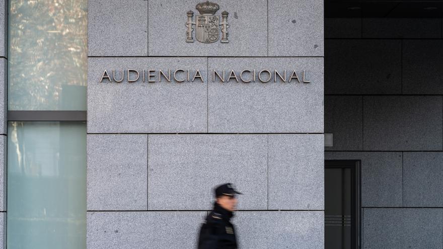 Un agente de Policía Nacional camina frente a la Audiencia Nacional, a 8 de enero de 2024, en Madrid (España).