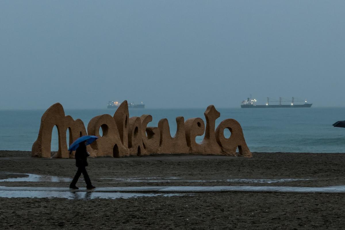 Lluvia en la playa la Malagueta, durante la borrasca Marta