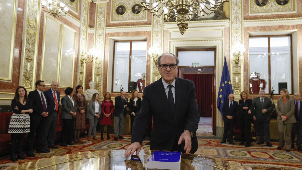 Ángel Gabilondo deposita el informe en el Congreso de los Diputados.