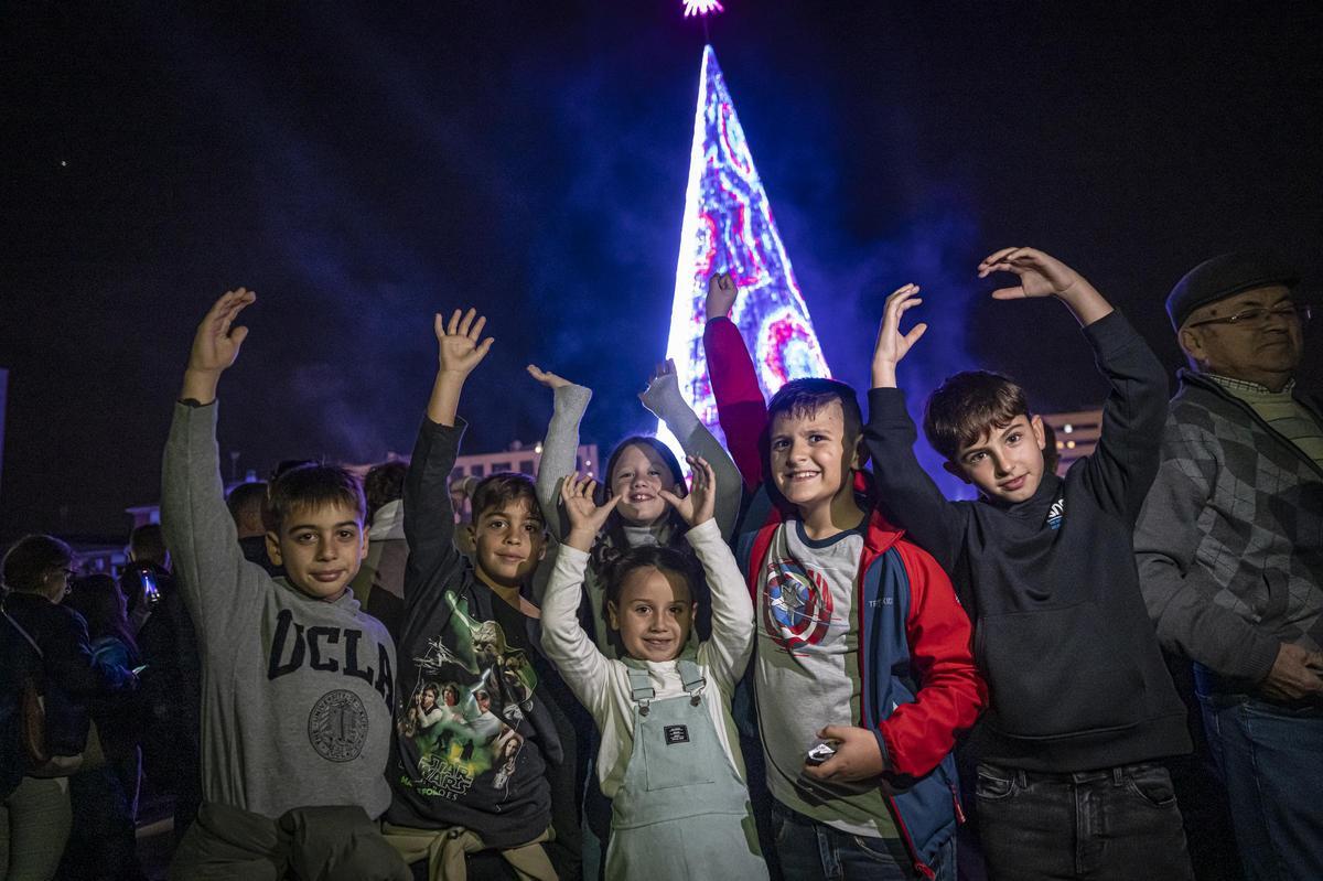 El superárbol de Navidad de Badalona. Badalona ha encendido ya las más de 82.000 luces píxel que componen su tan mediático ‘superárbol’ de Navidad.