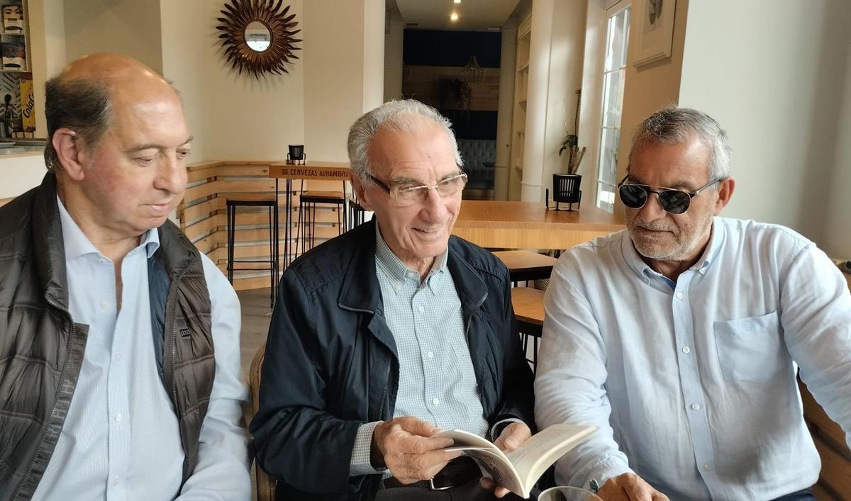 Tino Saiz Concheso, en el centro, junto a Falo Faes, a la izquierda, y el periodista Carlos Cuesta, durante su última visita a Asturias