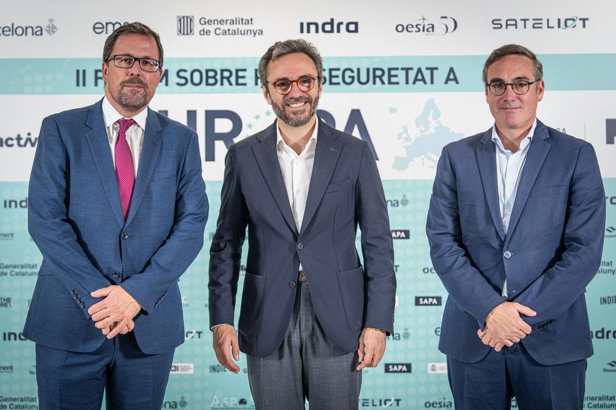 Raül Blanco Díaz, director ejecutivo de estrategia de SAPA; Aitor Moll, consejero delegado de Prensa Ibérica, y Jesús Abraham, responsable de Innovación en Defensa de Telefónica, posan durante el photocall del II Foro Prensa Ibérica sobre Paz y Seguridad en Europa, bajo el título «Oportunidades de la industria de la seguridad en el actual contexto europeo», celebrado en el Eurostars Grand Marina de Barcelona, el 28 de mayo de 2026.