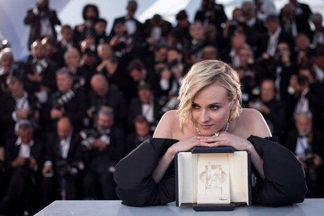 Diane Kruger posa con su premio en Cannes