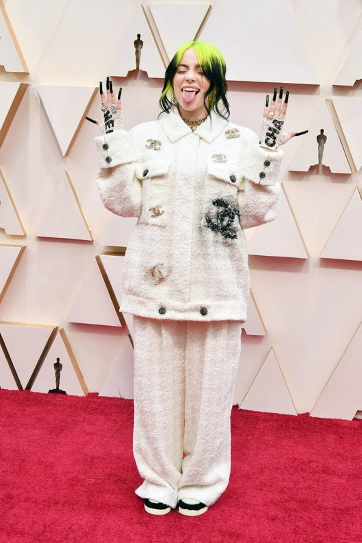 Billie Eilish, con un Chanel de chaqueta y pantalón XXL.