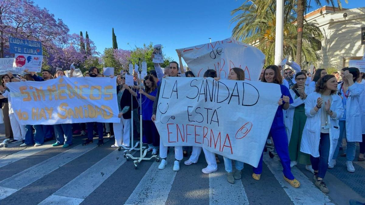 Médicos cortan la avenida Tres Cruces frente al Hospital General de Valencia