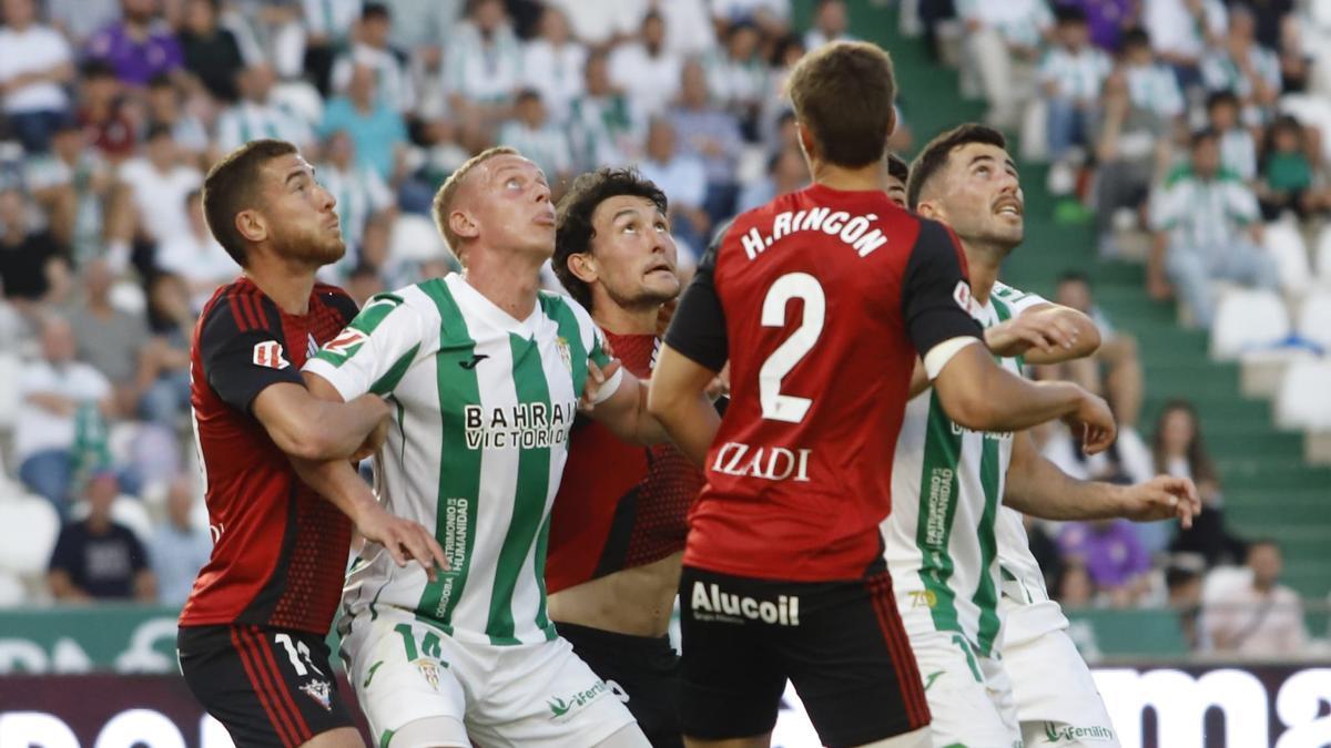 Obolskii busca el balón ante varios rivales del Mirandés.