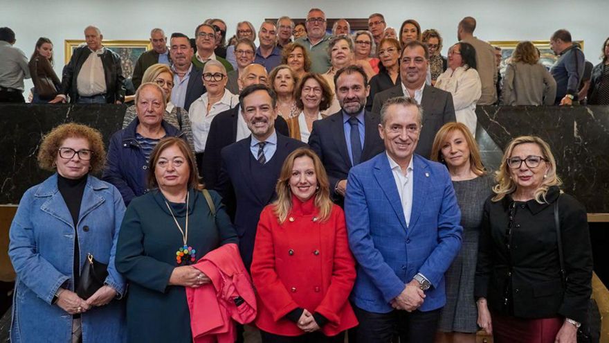 Foto de grupo de las autoridades y el personal jubilado.