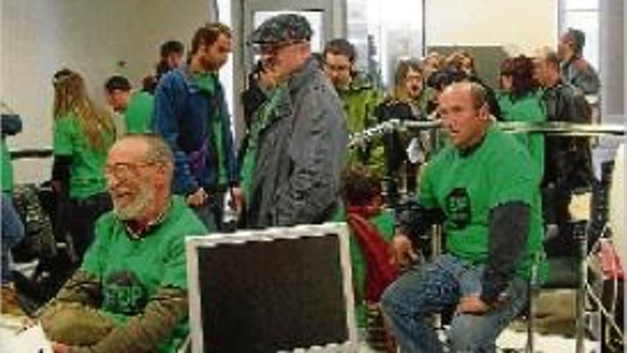 Membres de la PAHC esperant a l&#039;entrada de l&#039;oficina de Cajamar