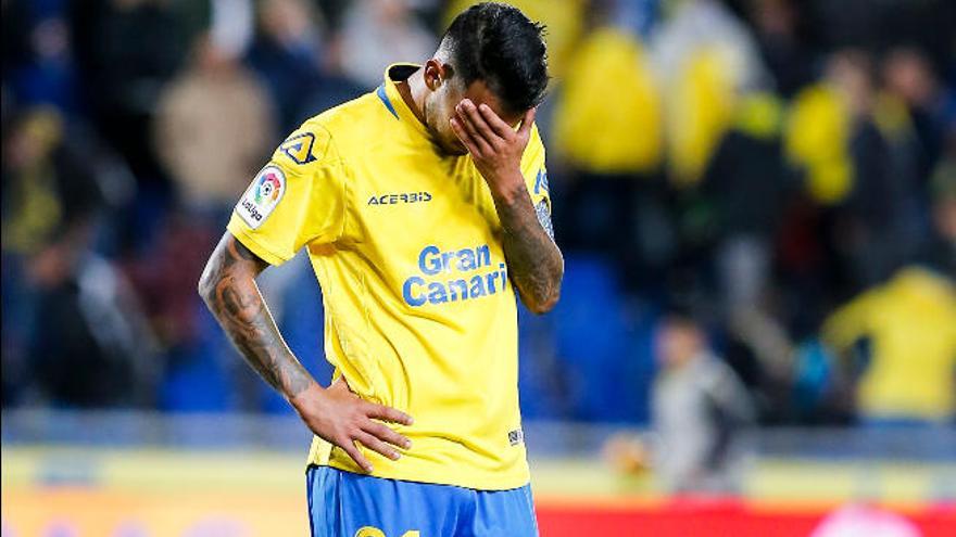 Jonathan Viera se lamenta tras fallar el penalti en la última jugada.