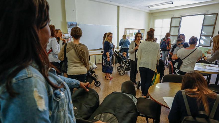 Familias pidiendo plaza para las escuelas infantiles municipales