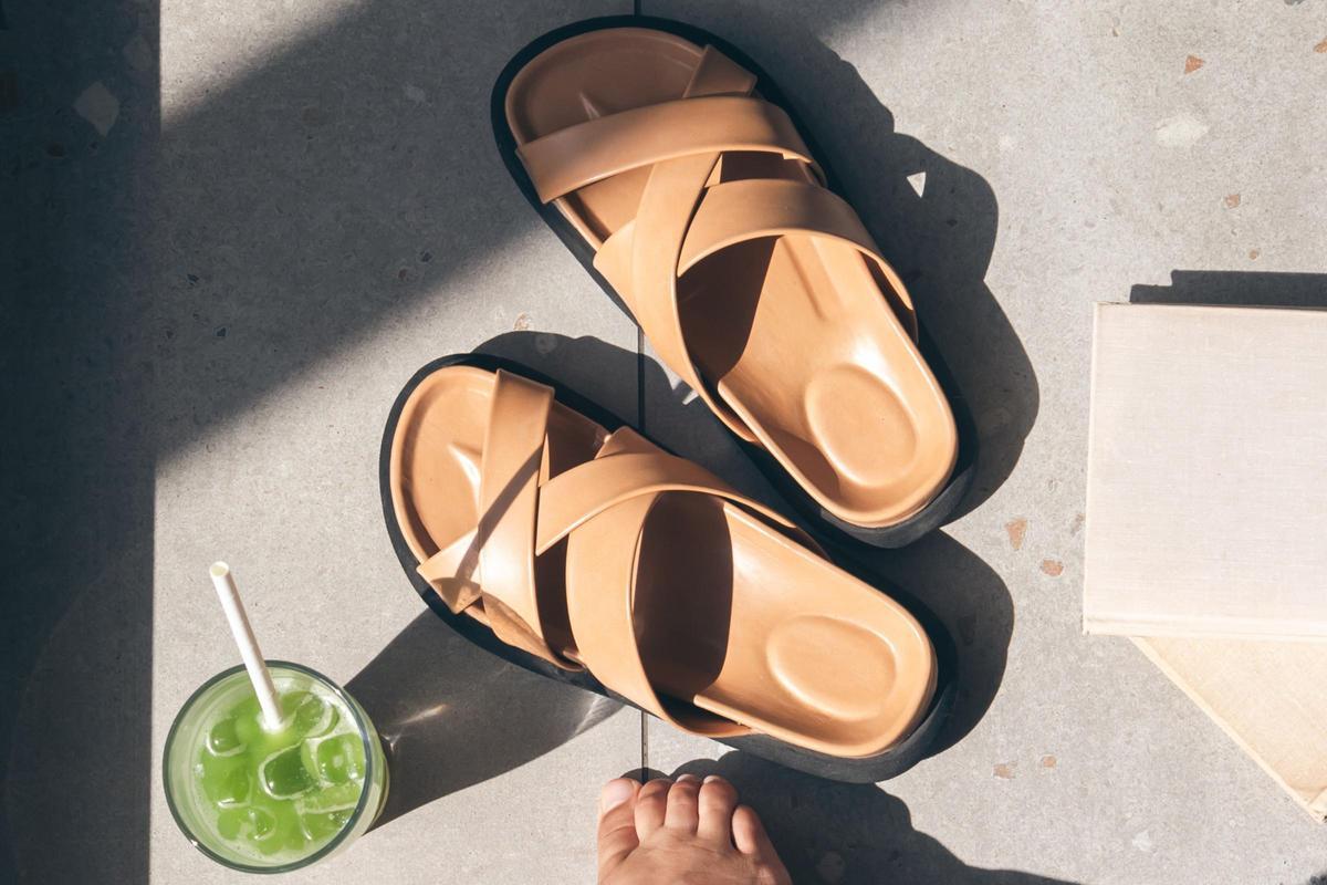 Las mujeres bajitas coinciden: estas sandalias con plataforma de Skechers son muy cómodas y estilizan la silueta