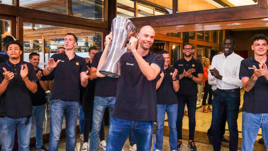 Celebración de la plantilla del Granca en el Náutico por el título de la Eurocup