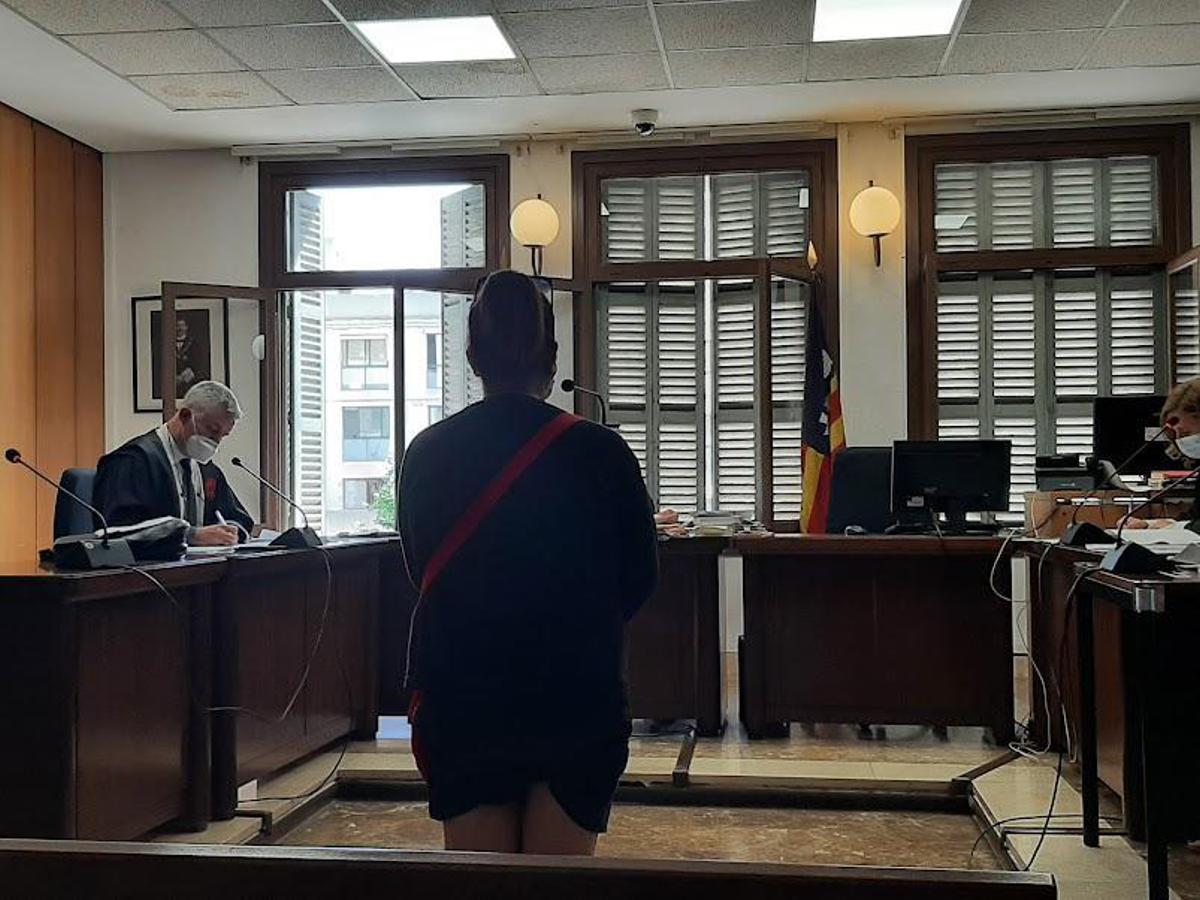 Condenada a tres años de cárcel una paciente que atacó a una médica en Palma | L.M.