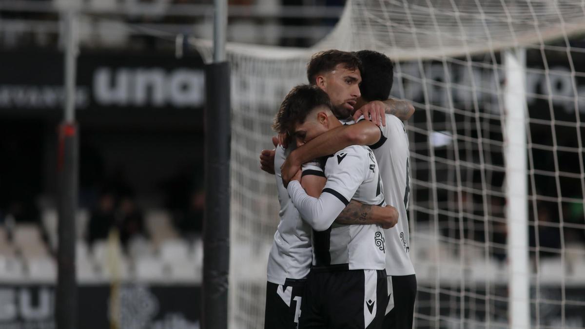 Arnau Ortiz y Andy abrazan a Darío Poveda tras su gol del pasado sábado.
