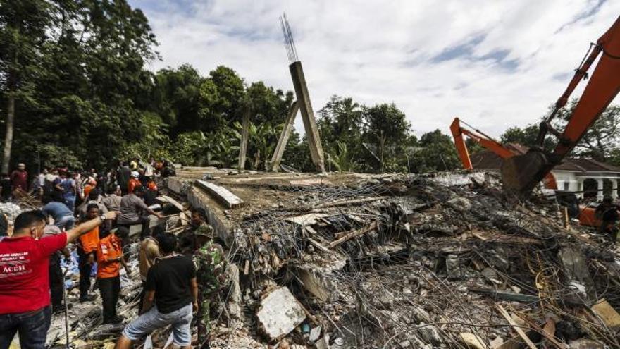 Un centenar de muertos a causa de un terremoto en Indonesia