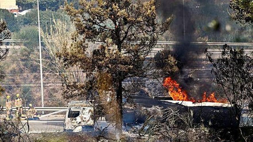 Caos viari per l&#039;incendi d&#039;un camió a Terrassa