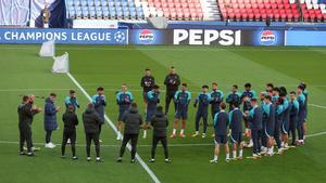 Los jugadores del Barcelona, en el entrenamiento previo al partido contra el PSG