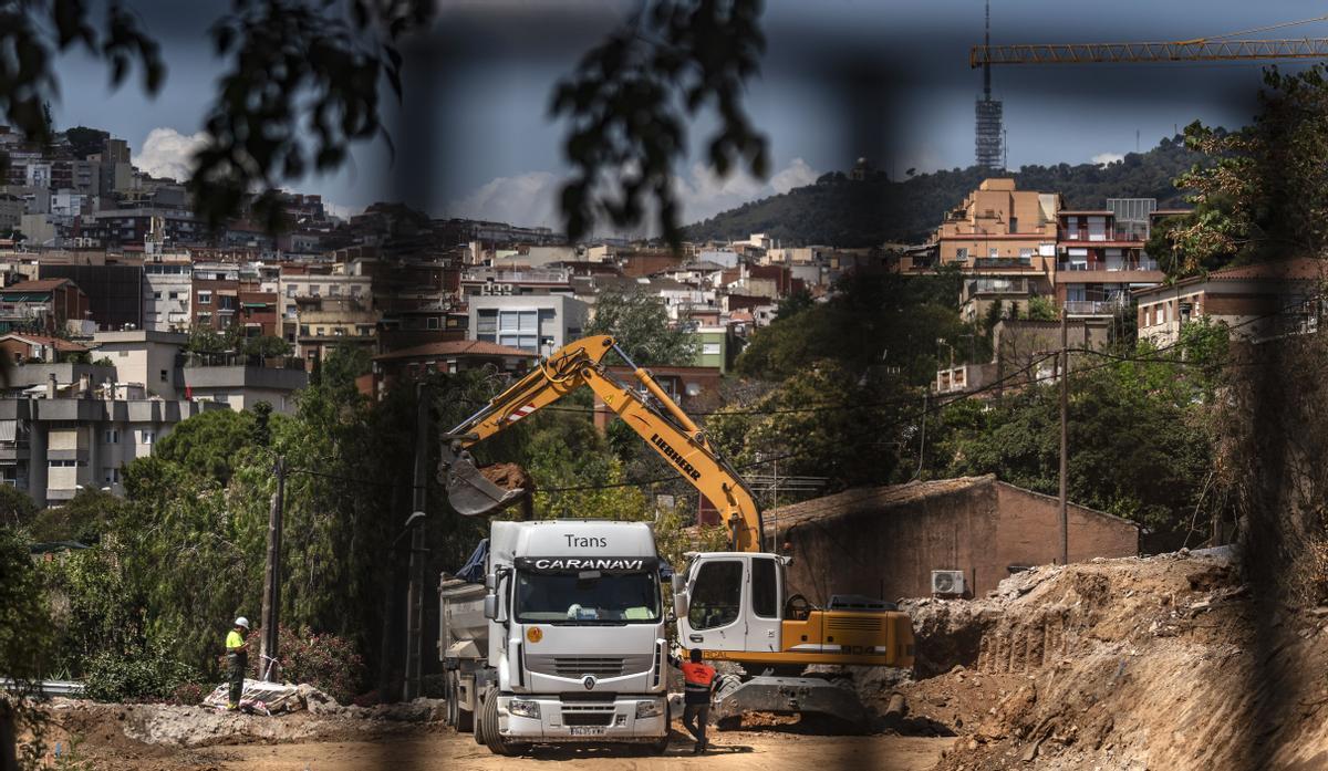 Maquinaria trabajando en la demolición de la ’Illa de les bugaderes’ este viernes. Maquinaria trabajando en la demolición de la ’Illa de les bugaderes’ este viernes.