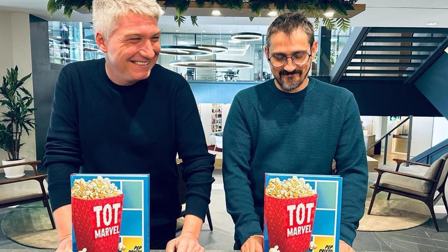 Pep Prieto i Àlex Santaló presentant el seu nou llibre 'Tot Marvel'.