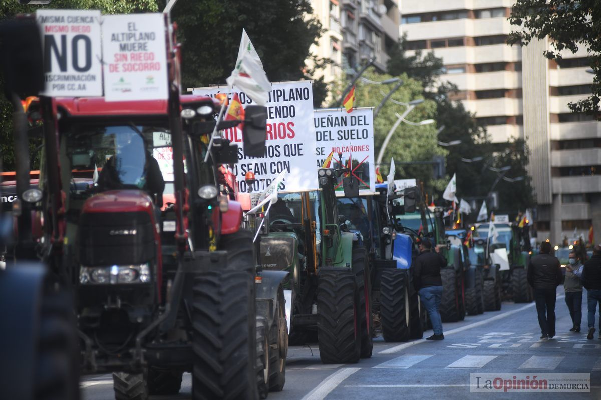 Miles de agricultores y ganaderos toman las calles de Murcia