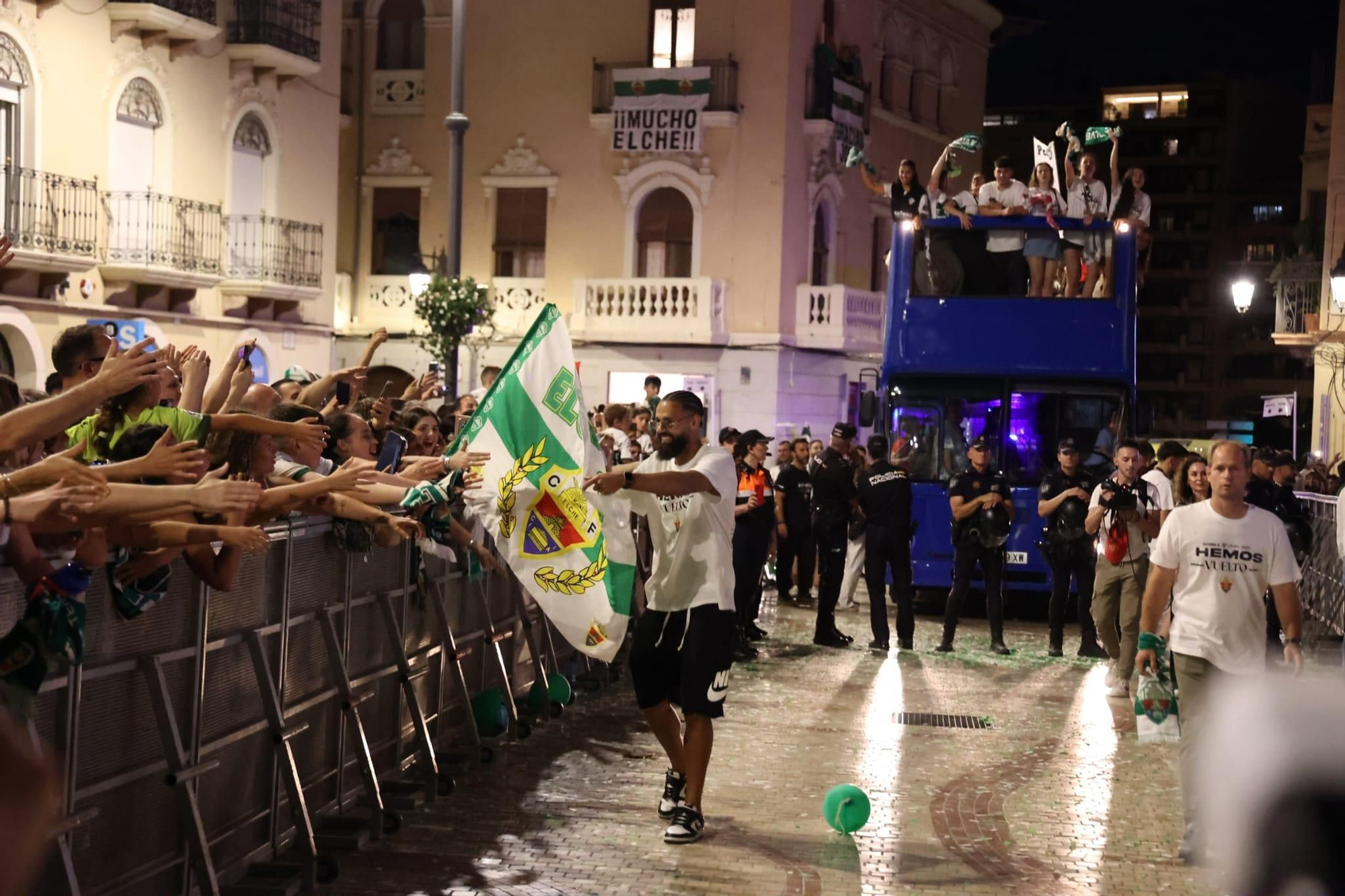 El Elche CF celebra el ascenso a Primera con una rúa en autobús hasta la Plaça de Baix